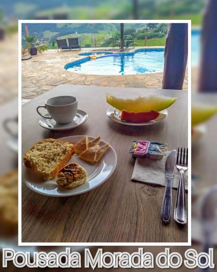 Café e bolo do café da manhã