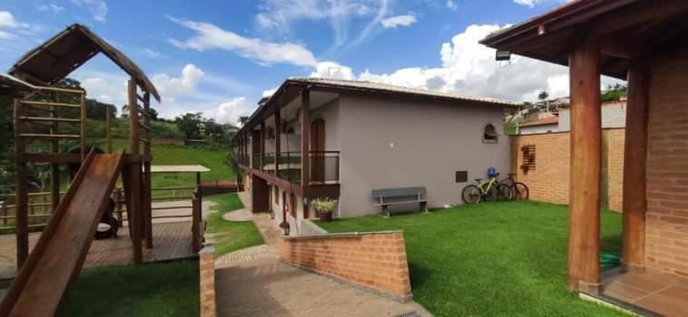 Fachada e área dos quartos