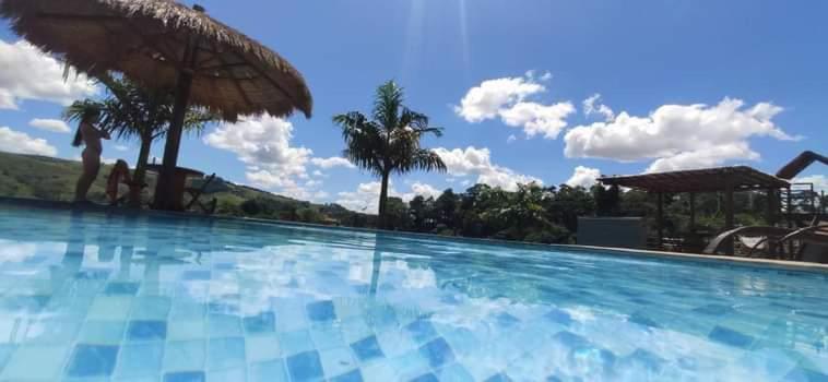 Piscina ao ar livre da Pousada Morada do Sol com vista para a serra
